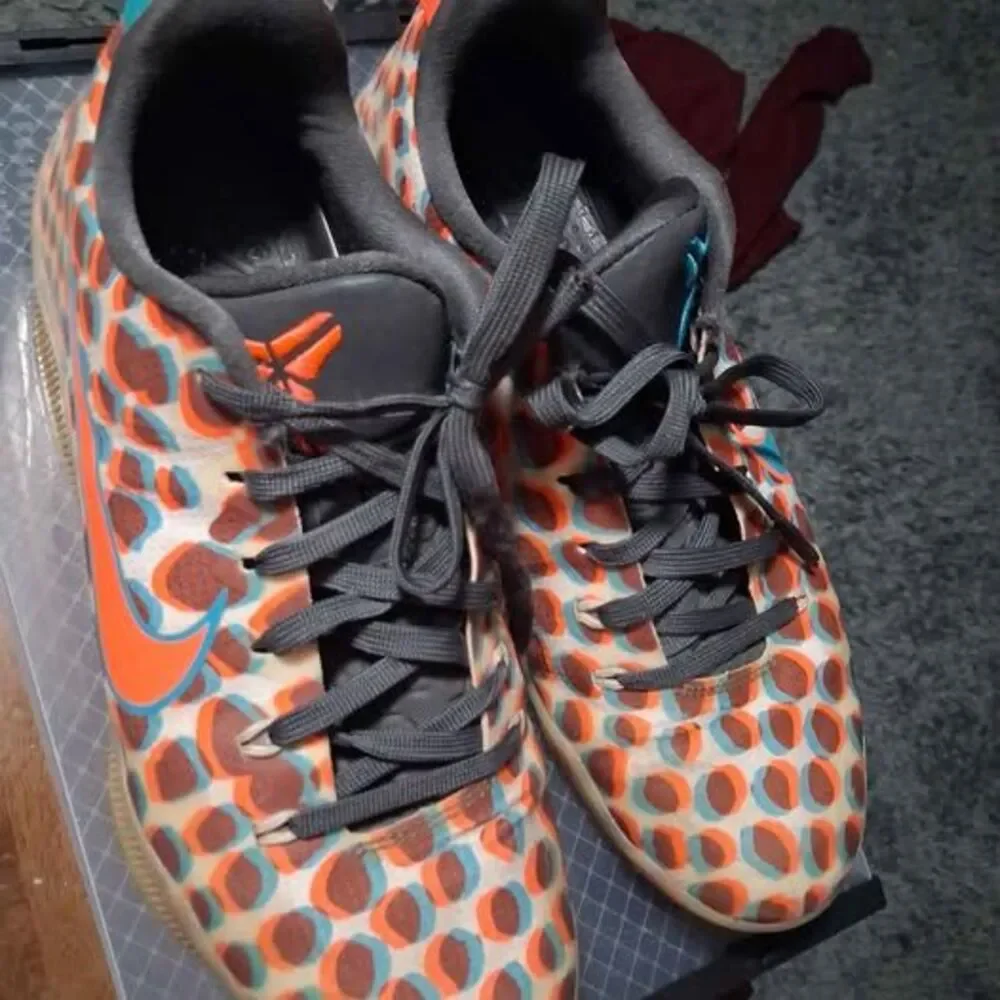 Kobes Men's size 9